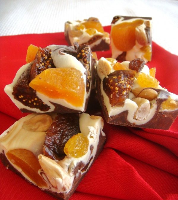 Quadradinhos de chocolate com figos, damascos, amêndoas e avelãs