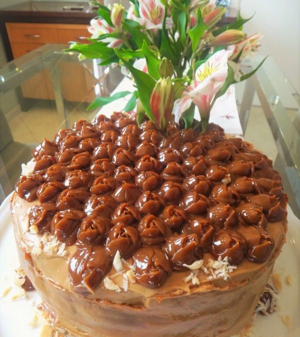 Bolo de castanha-do-Pará  com recheio de creme de café e cobertura de doce de leite