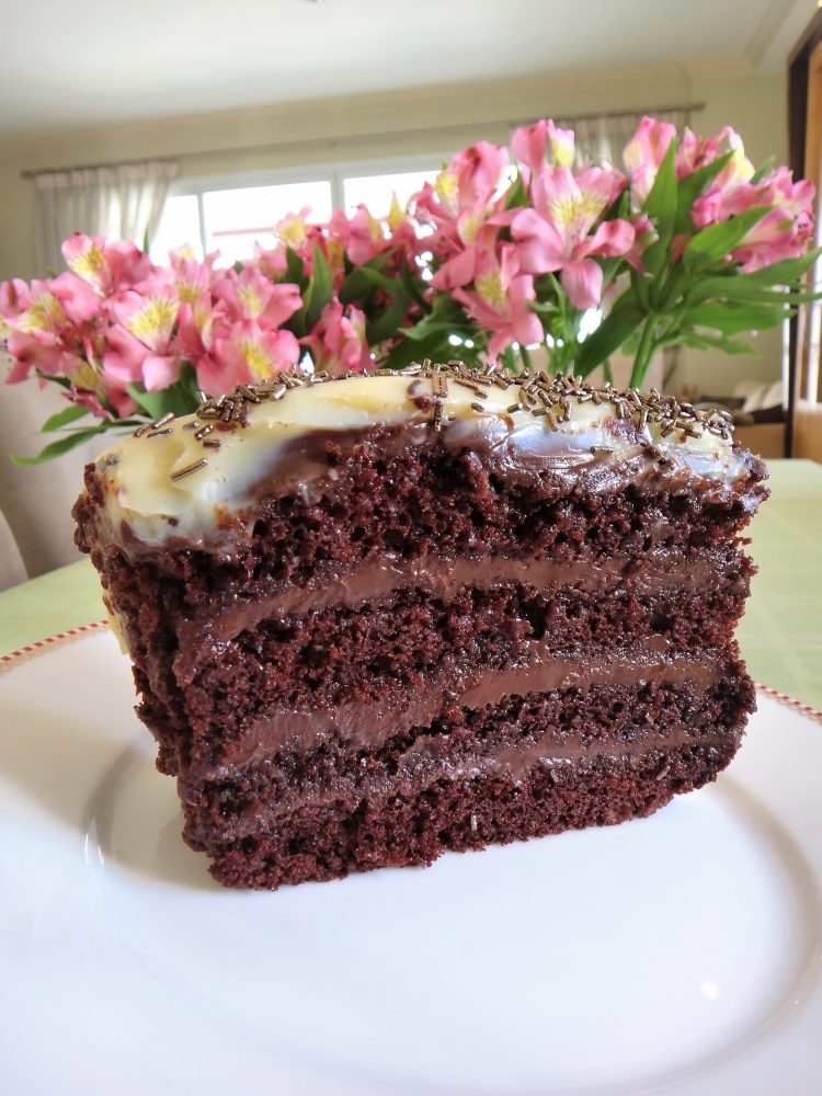 Piemonte Confeitaria - Edgard fez 40 anos, com nosso Mini bolo em degrade  com tons de verde. Massa: Chocolate 50% cacau Recheio: Brigadeiro de  chocolate meio amargo e brigadeiro de chocolate ao