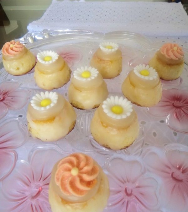 Petit-fours de amêndoas com framboesas e glacê de limão