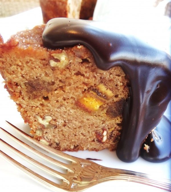 Bolo de banana com pecãs e bananas passas