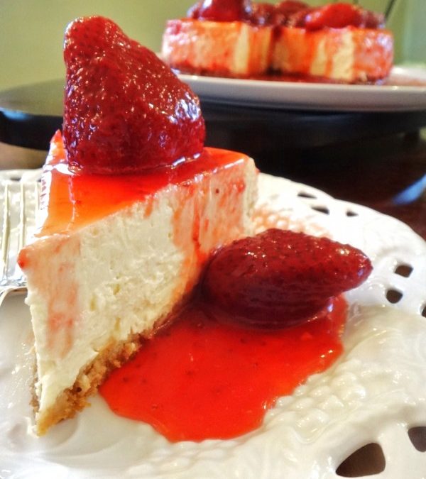 Cheesecake com  cobertura de morangos