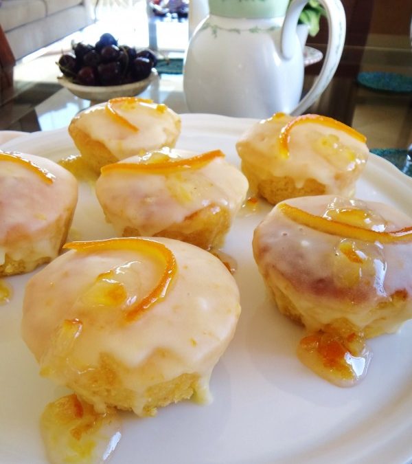 Bolinhos de laranja com calda e cobertura