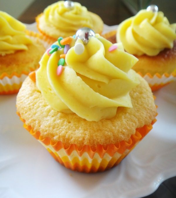 Cupcakes com recheio e cobertura de ganache de maracujá