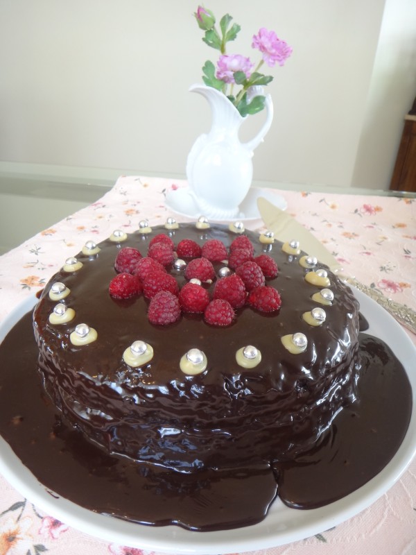 Esse bolo foi massa chocolate e recheio brigadeiro belga com tema