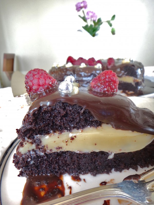 Esse bolo foi massa chocolate e recheio brigadeiro belga com tema