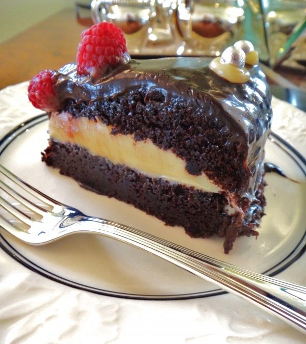 Bolo de chocolate úmido com recheio de brigadeiro branco, e cobertura de brigadeiro meio amargo