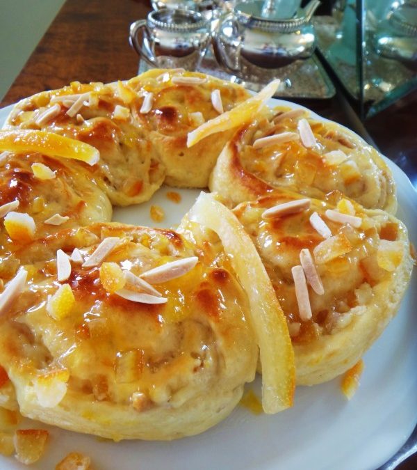 Pão doce de laranja recheado com creme e cubinhos de laranjas cristalizadas