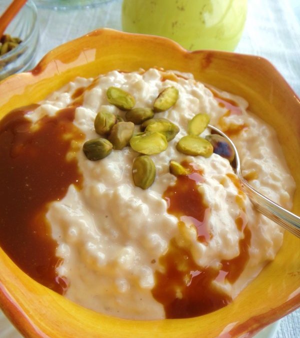 Riz-au-lait cremoso (arroz-doce com caramelo e pistaches)