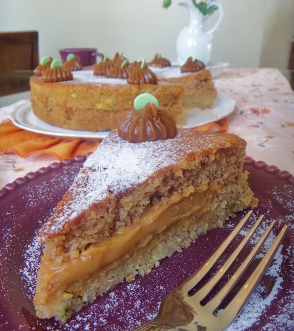 Bolo de abobrinhas e especiarias, recheado com doce-de-leite