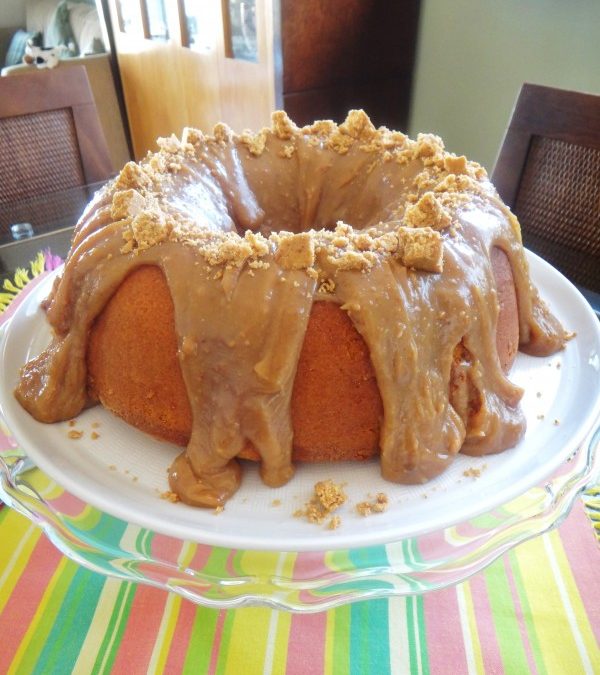 Bolo de milho com cobertura de brigadeiro de paçoquinha