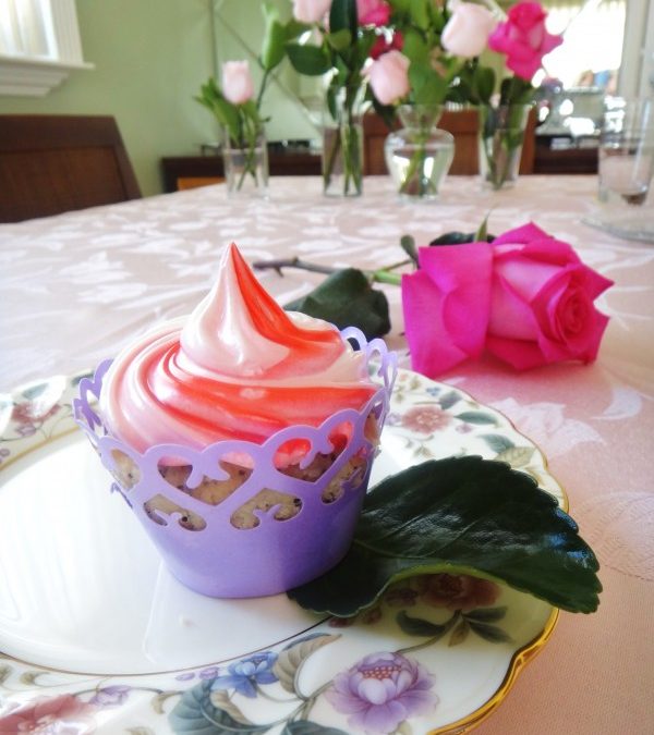 Cupcakes de limão siciliano e sementes de papoula c/ recheios de ganache de cointreau, de beijinho de coco – cobertura de marshmallow.