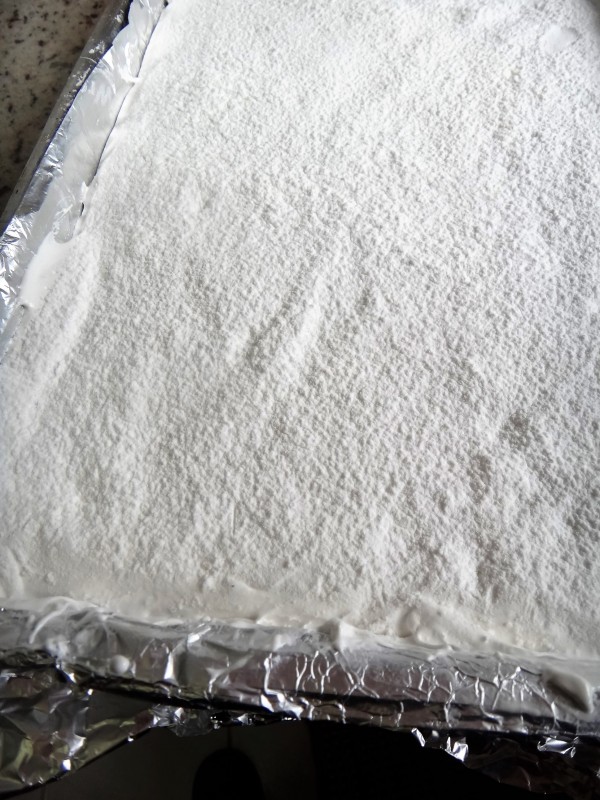 Depois de espalhar o marshmallow na assadeira, polvilhe a mistura de açúcar sobre ele