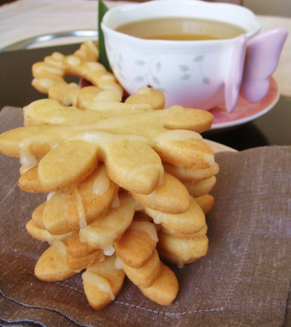 Biscoitos amanteigados com glacê de limão