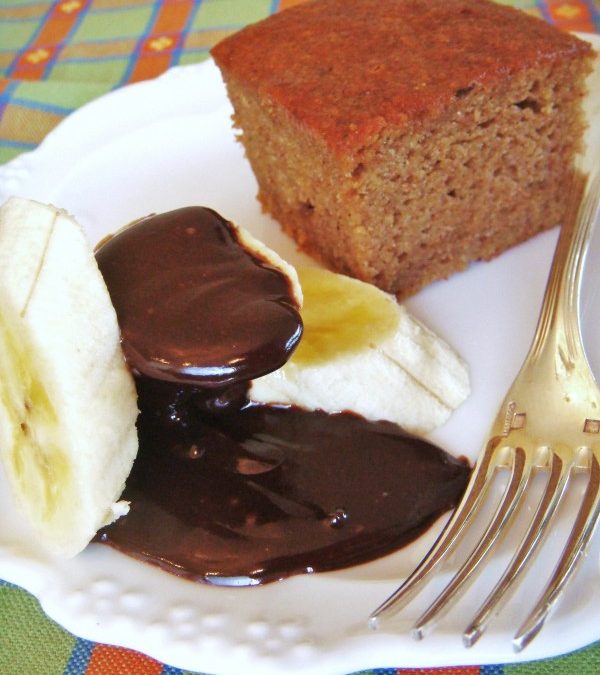 Bolo de banana com calda de chocolate