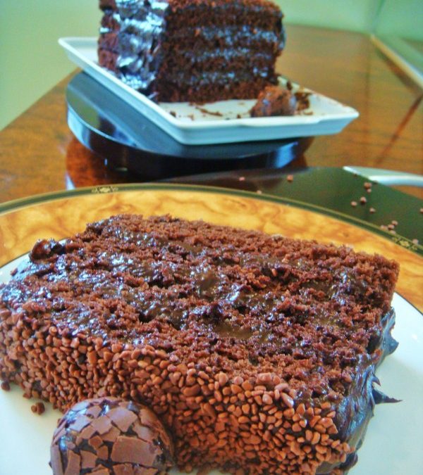 Bolo de chocolate com Coca-cola e recheio de brigadeiro