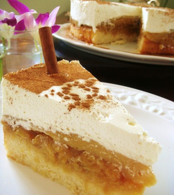 Torta gelada de banana caramelada, creme e chantilly